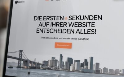 Laptop zeigt den "Above the Fold"-Bereich einer Website. In großen Buchstaben der Titel: "Die ersten Sekunden auf der Website entscheiden alles!". Darunter gut sichtbarer CTA-Button.